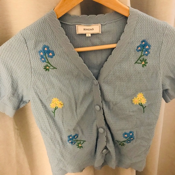 Rihoas button up top - Picture 3 of 4